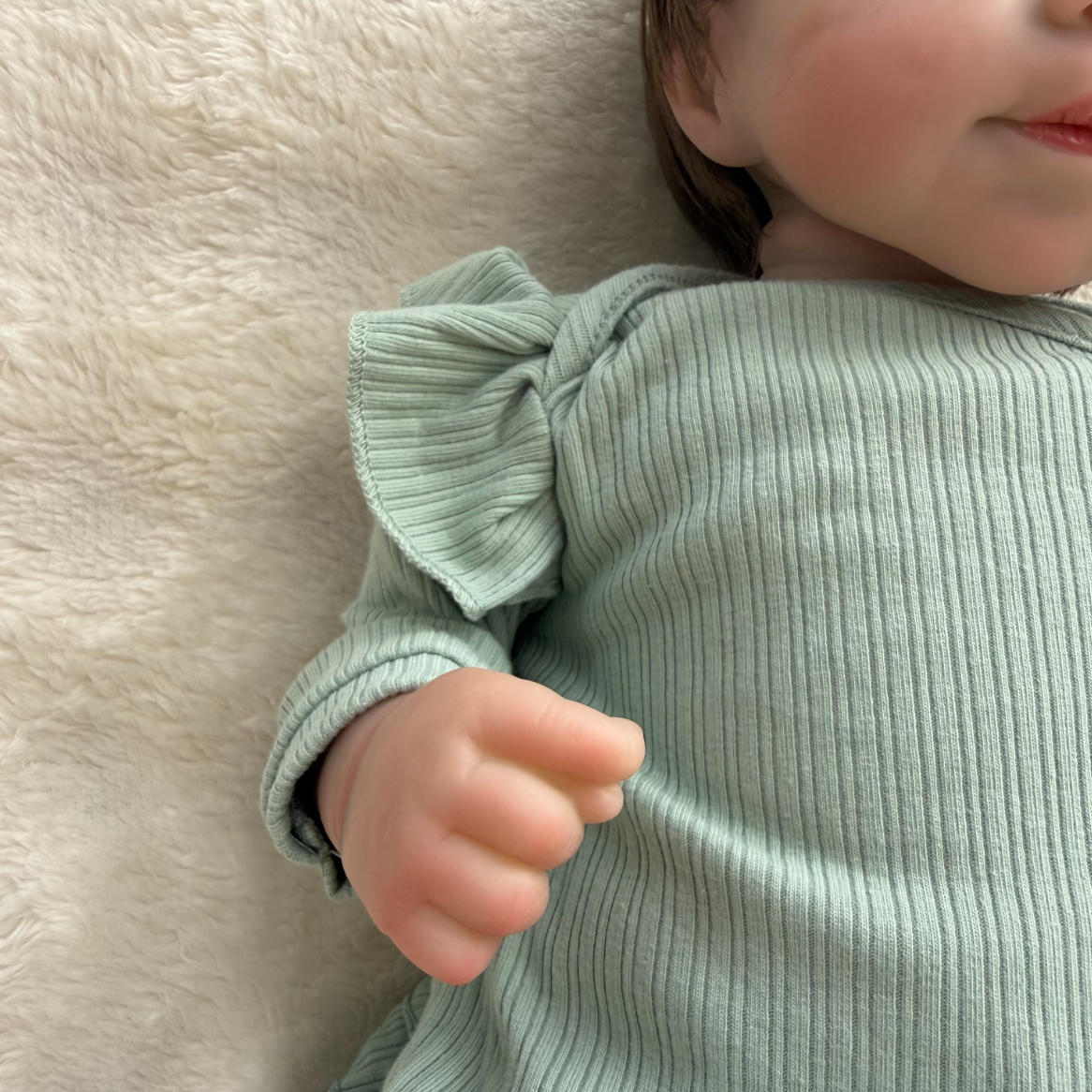 18-Inch/45cm Pascale Newborn Baby Reborn Doll Lifelike Soft Touch Cuddly Baby Multiple Layers Painting 3D Skin with Visible Veins